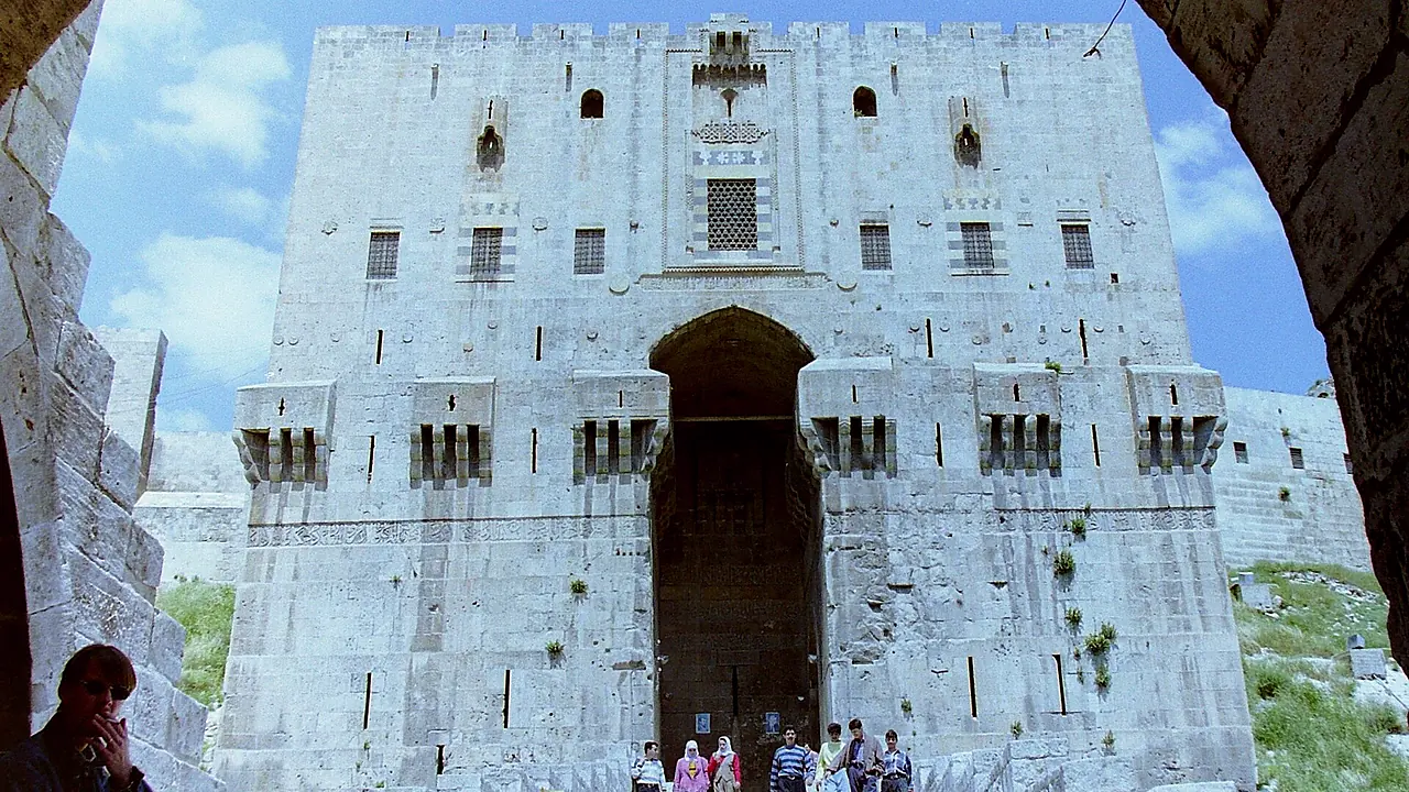 البوابة الخارجية عند أسفل الجسر
