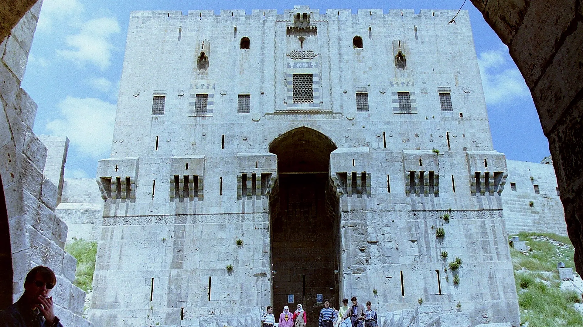 البوابة الخارجية عند أسفل الجسر